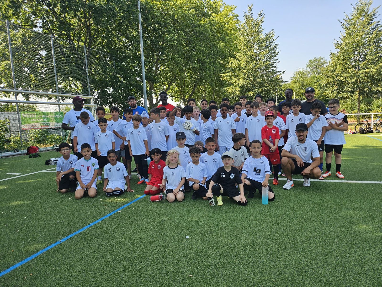 Fußballschule – Camp-Gruppe auf dem Rasen