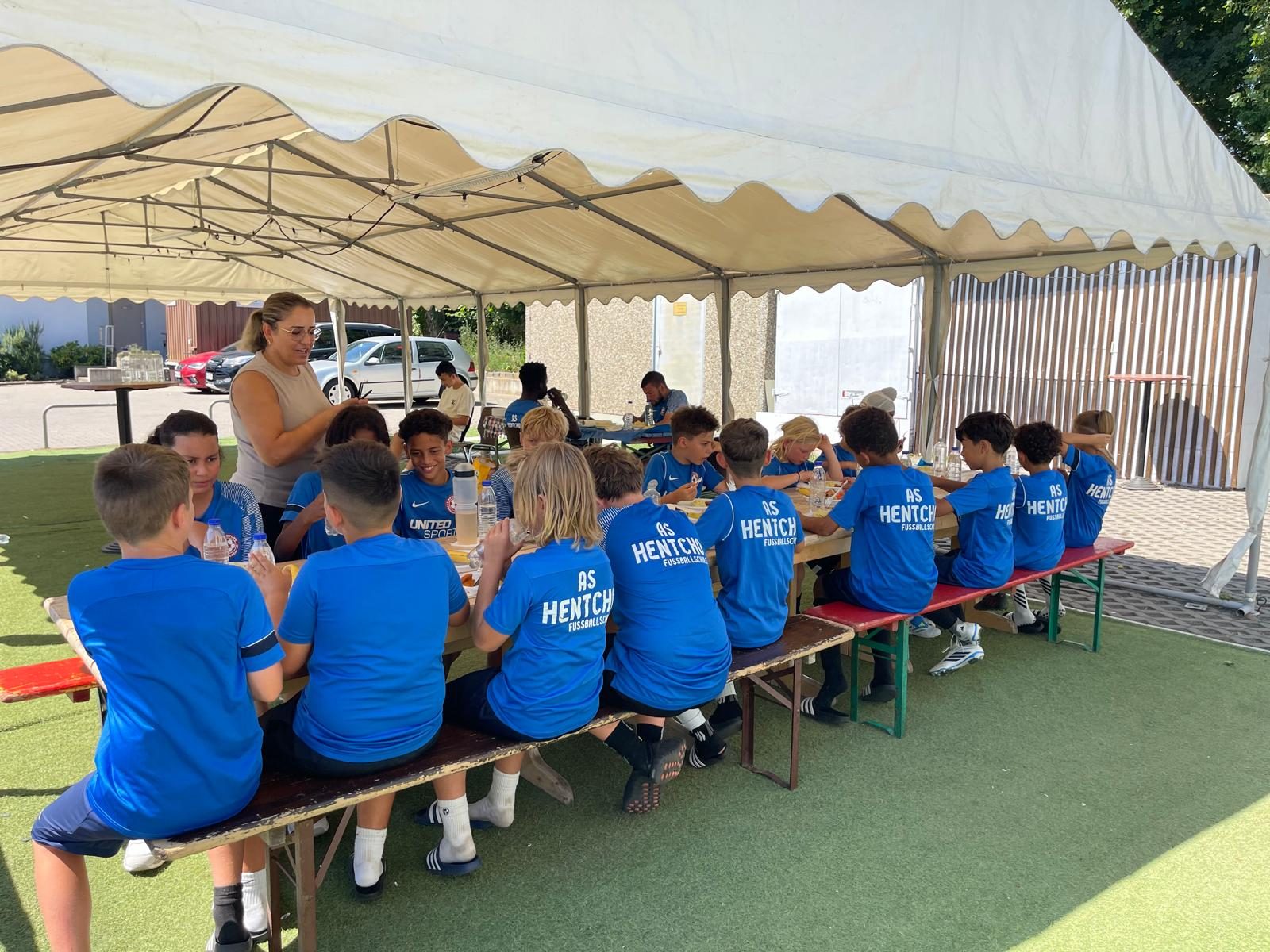 Fußballschule – Mittagspause im Zelt