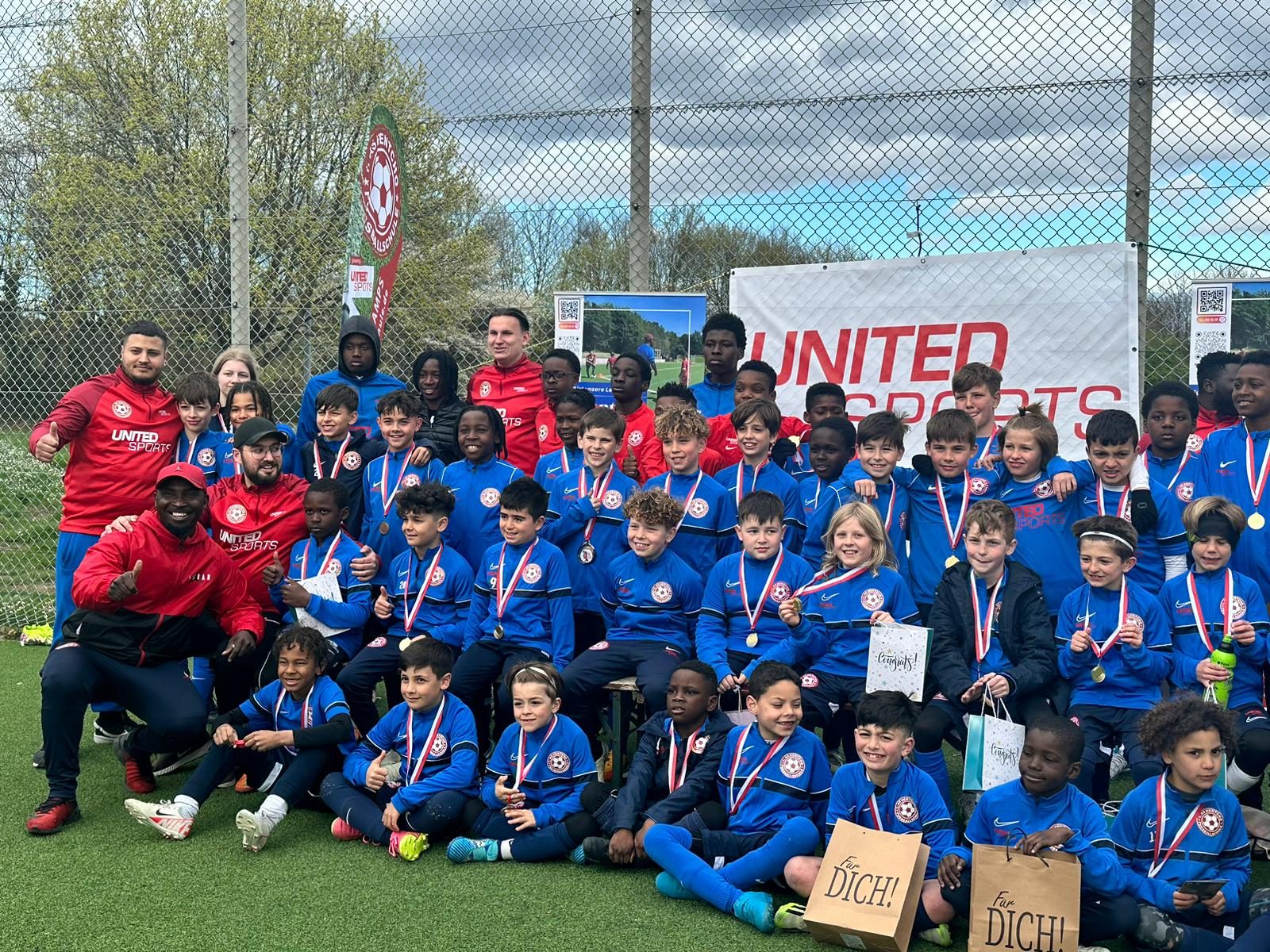 Fußballschule – Abschlussfoto mit Medaillen